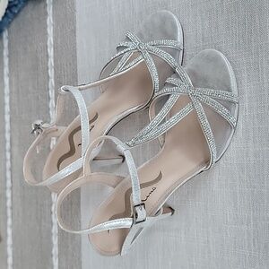 EUC Nina Roset silver dress shoes prom Shoes wedding Rhinestones size 8.5